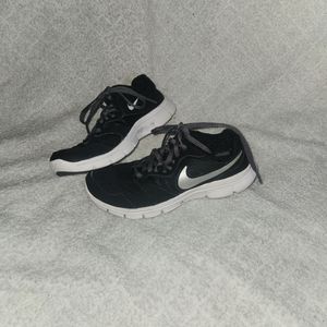 Girls Nike black shoes size 5.5Y